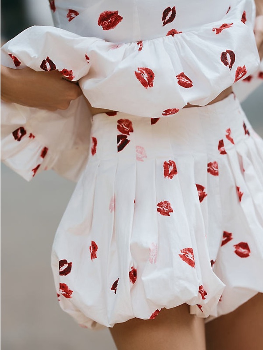 Nwot White Mini Bubble Skort with Red Lip Print - Picture 1 of 5